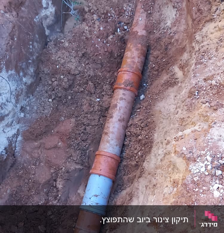 צינור חום באדמה חפורה עם חיבור מתכת